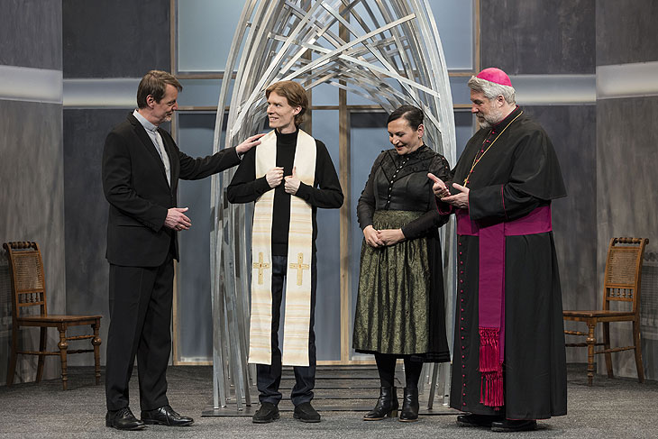  Komödie im Bayerischen Hof: Kardinalfehler Joachim Vollrath (Generalvikar), Florian Wittkowski (Priesteranwärter Matteo), Ursula Maria Burkhart (Haushälterin), Dieter Fischer (Bischof) (©Foto: Alvise Predieri)